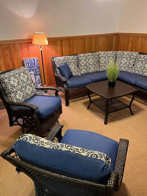 Acorn Resort A Unique Retreat Cabin, 13 Acres Land 블루밍턴 외부 사진
