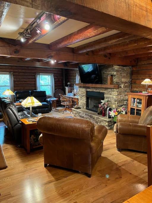 Acorn Resort A Unique Retreat Cabin, 13 Acres Land 블루밍턴 외부 사진