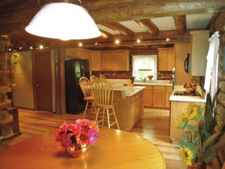 Acorn Resort A Unique Retreat Cabin, 13 Acres Land 블루밍턴 외부 사진
