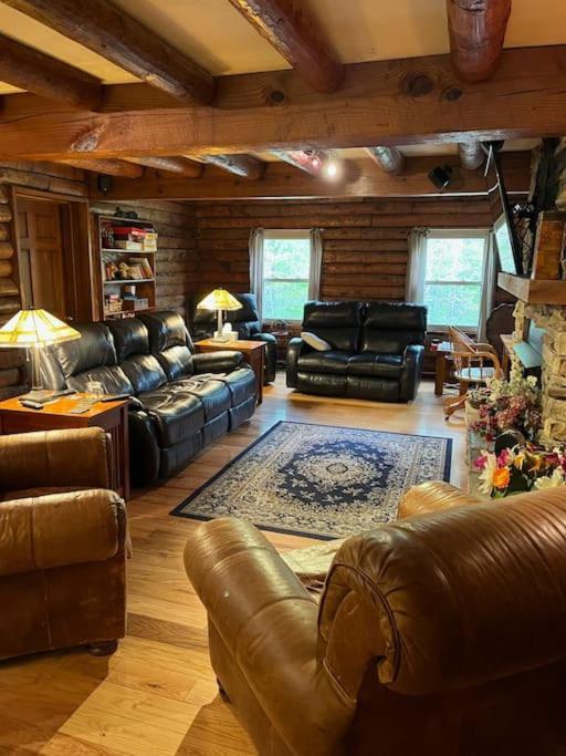 Acorn Resort A Unique Retreat Cabin, 13 Acres Land 블루밍턴 외부 사진